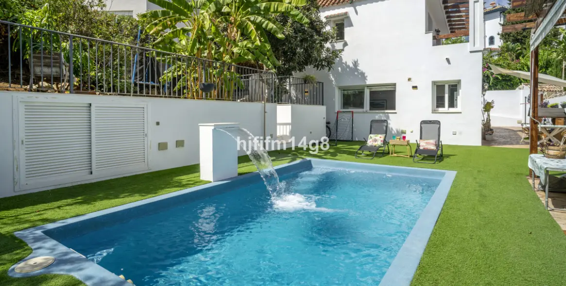 Sale of detached villa in La Campana 20