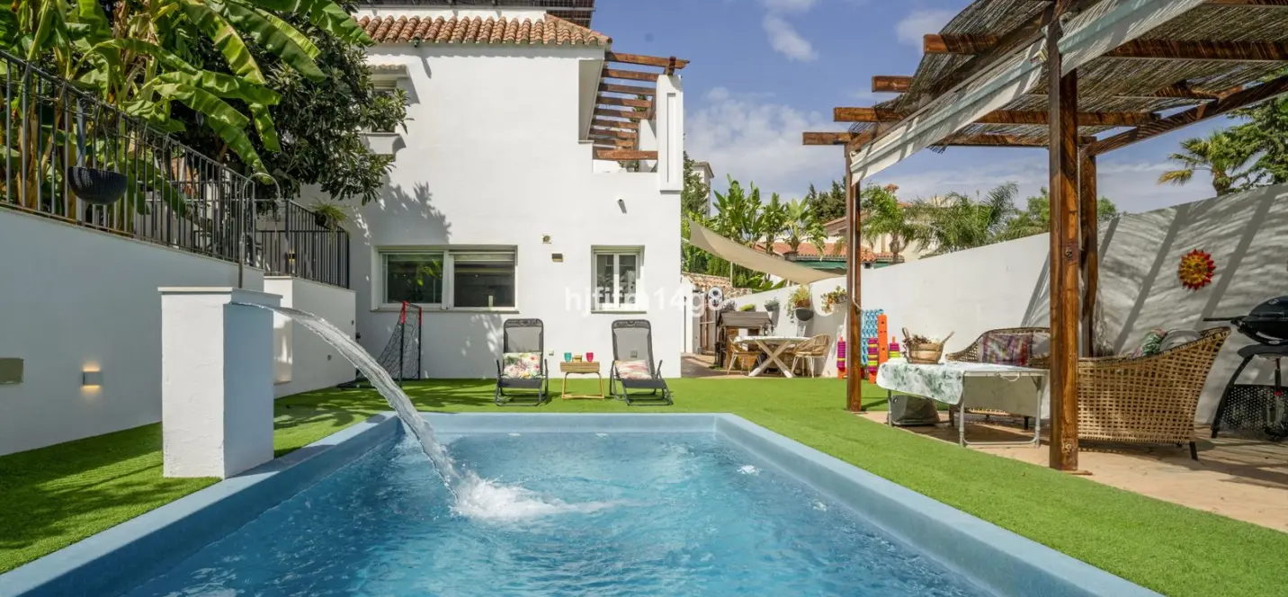 Sale of detached villa in La Campana 0