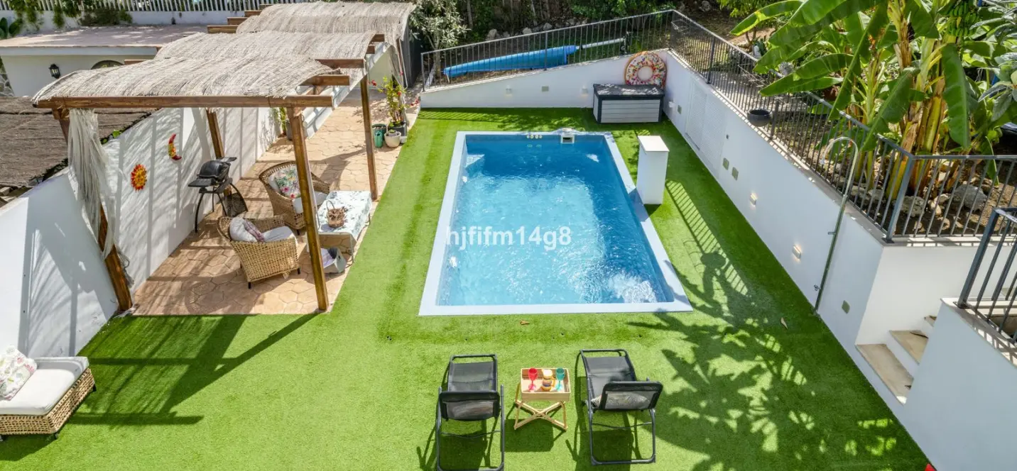 Sale of detached villa in La Campana 1