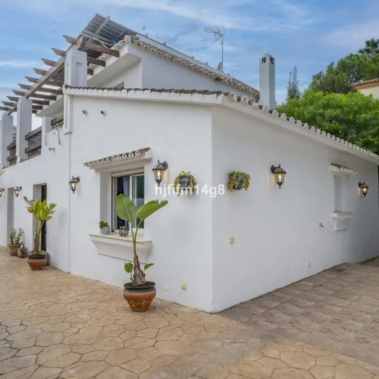 Sale of detached villa in La Campana