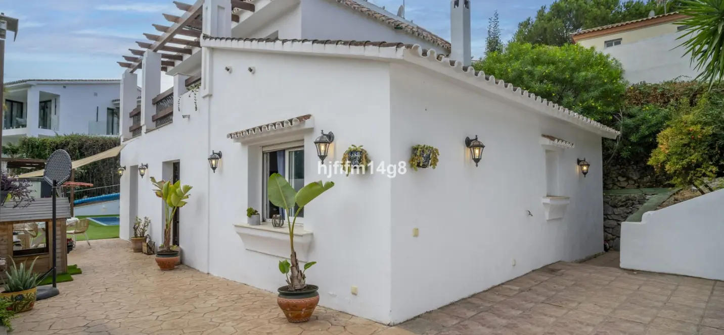 Sale of detached villa in La Campana 2