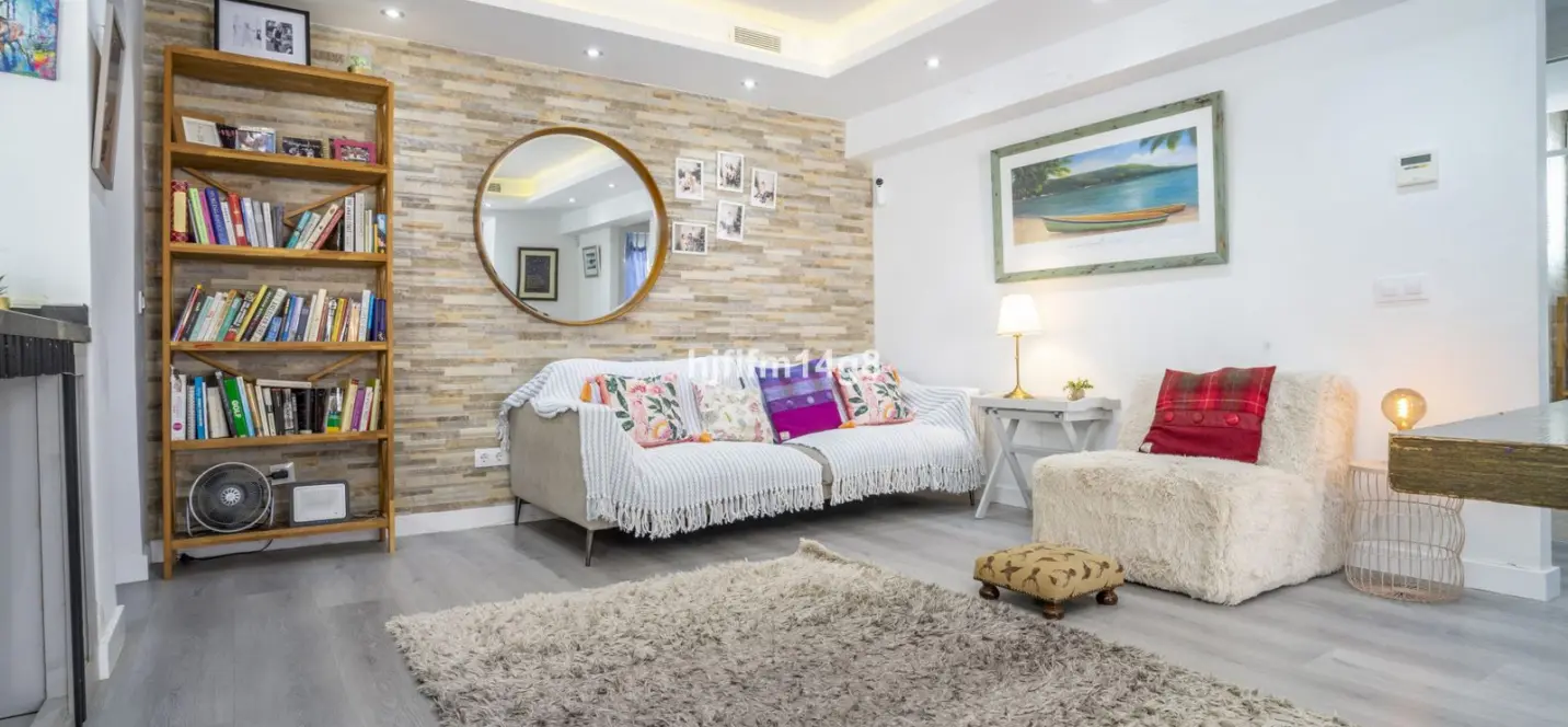 Sale of detached villa in La Campana 3