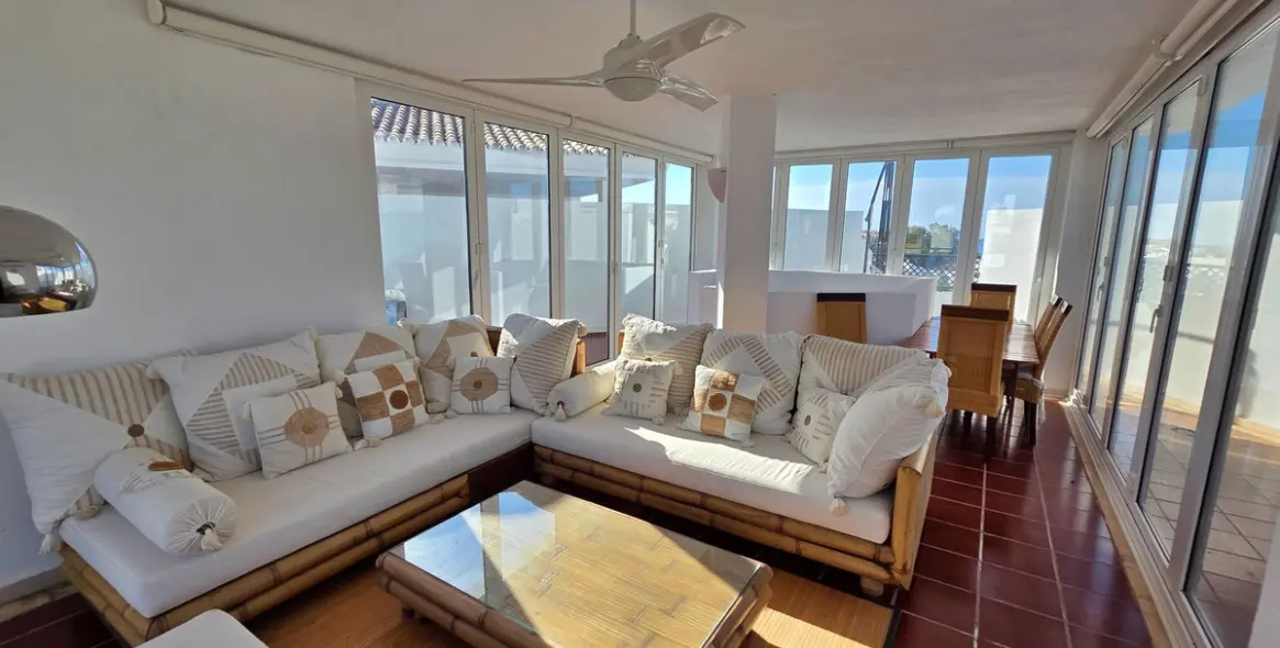 Продажа двухуровневого пентхауса в Puerto Banús 3