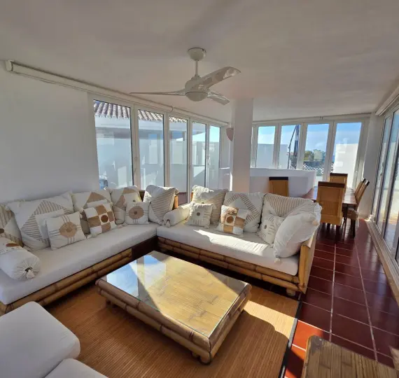 Продажа двухуровневого пентхауса в Puerto Banús