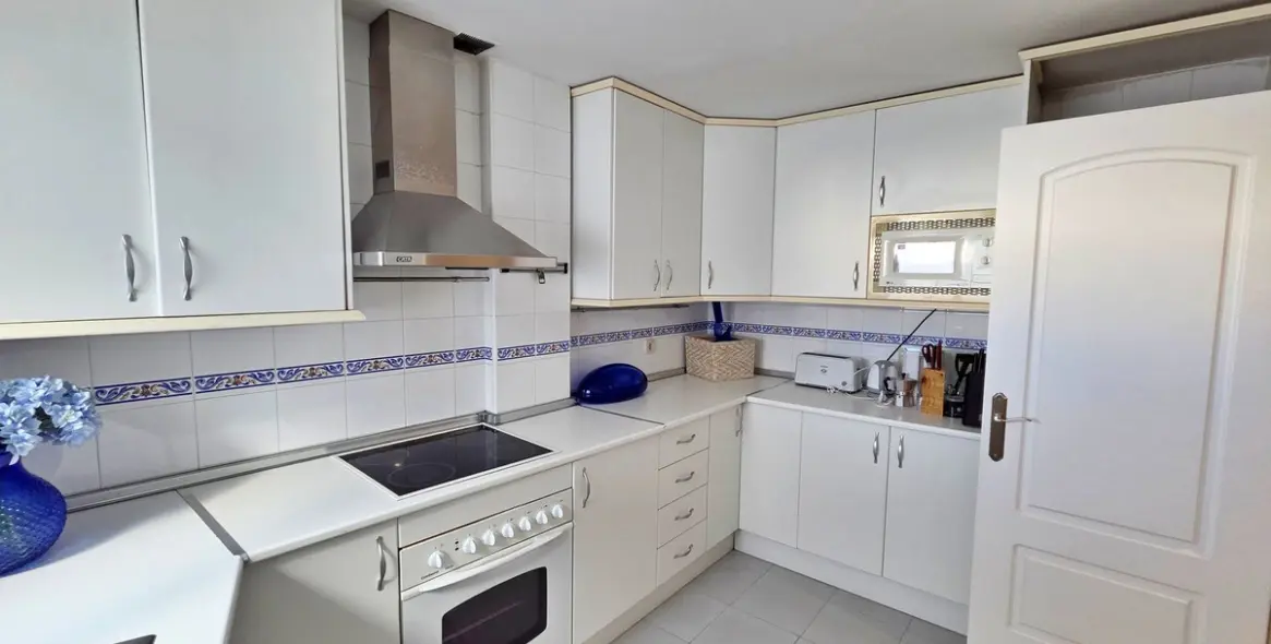 Продажа двухуровневого пентхауса в Puerto Banús 13