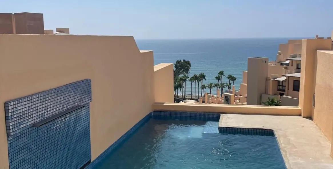 Продажа двухуровневого пентхауса в Estepona 1