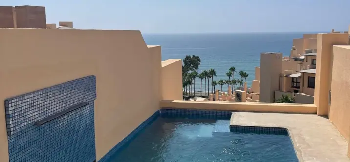 Продажа двухуровневого пентхауса в Estepona 0