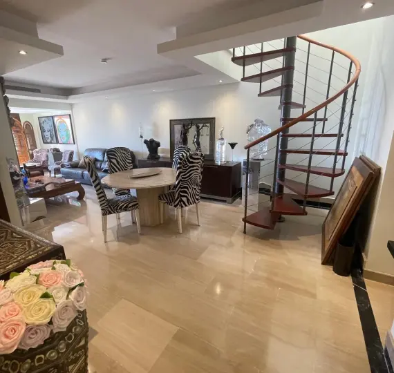 Продажа двухуровневого пентхауса в Estepona