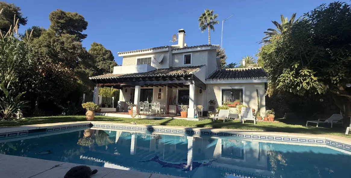 Продажа  отдельно стоящей виллы в Calahonda 1