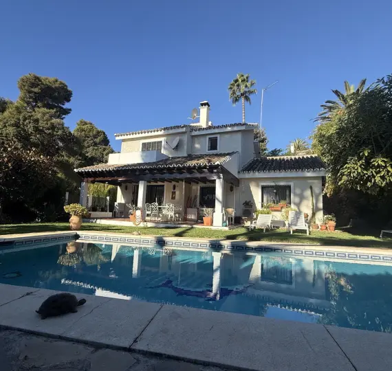 Продажа  отдельно стоящей виллы в Calahonda