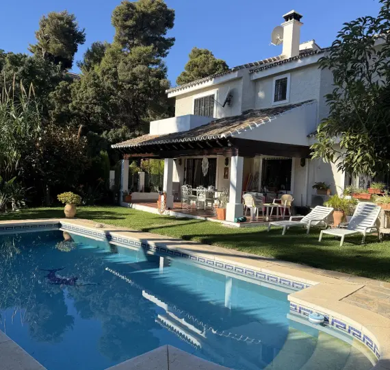 Продажа  отдельно стоящей виллы в Calahonda