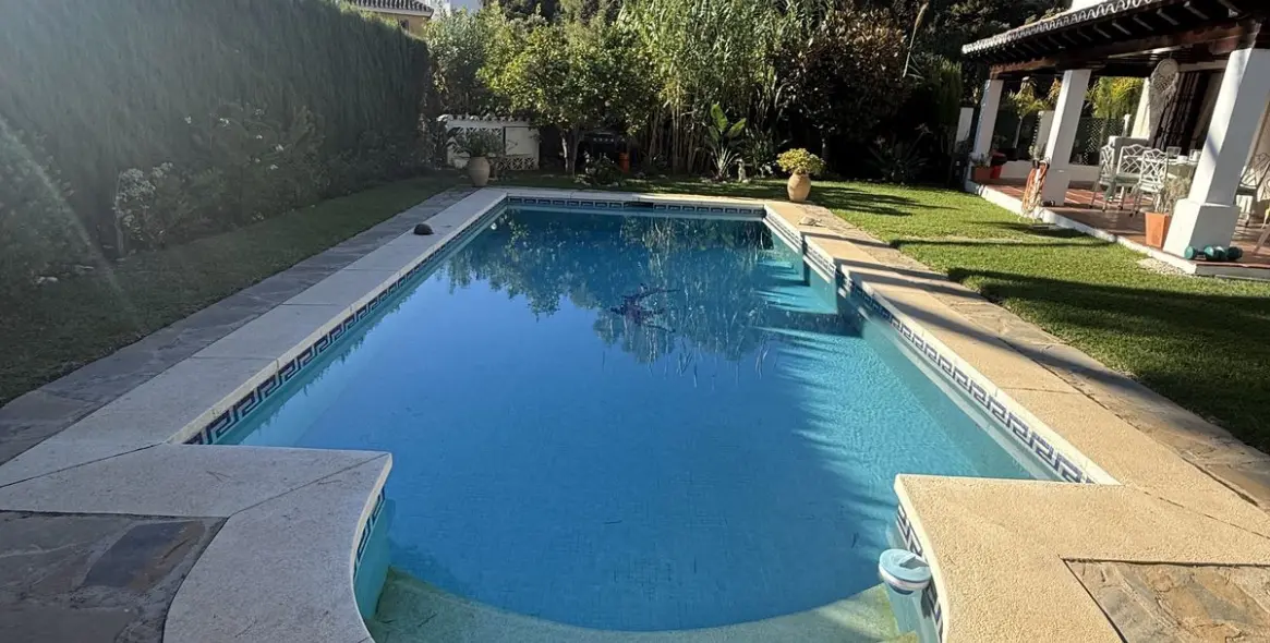 Продажа  отдельно стоящей виллы в Calahonda 6