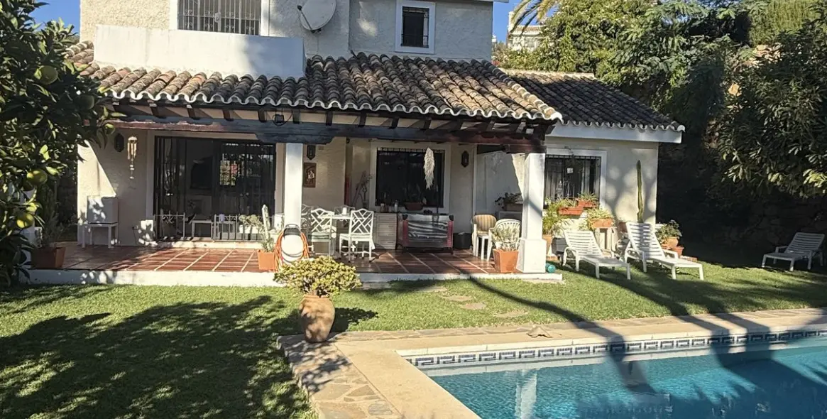 Продажа  отдельно стоящей виллы в Calahonda 10