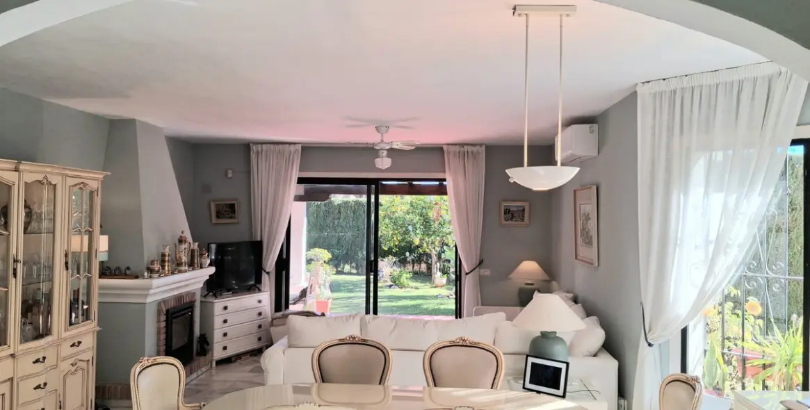 Sale of detached villa in Calahonda 22