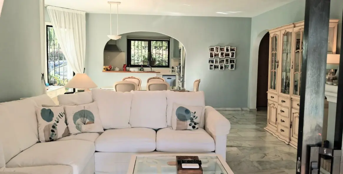 Sale of detached villa in Calahonda 23