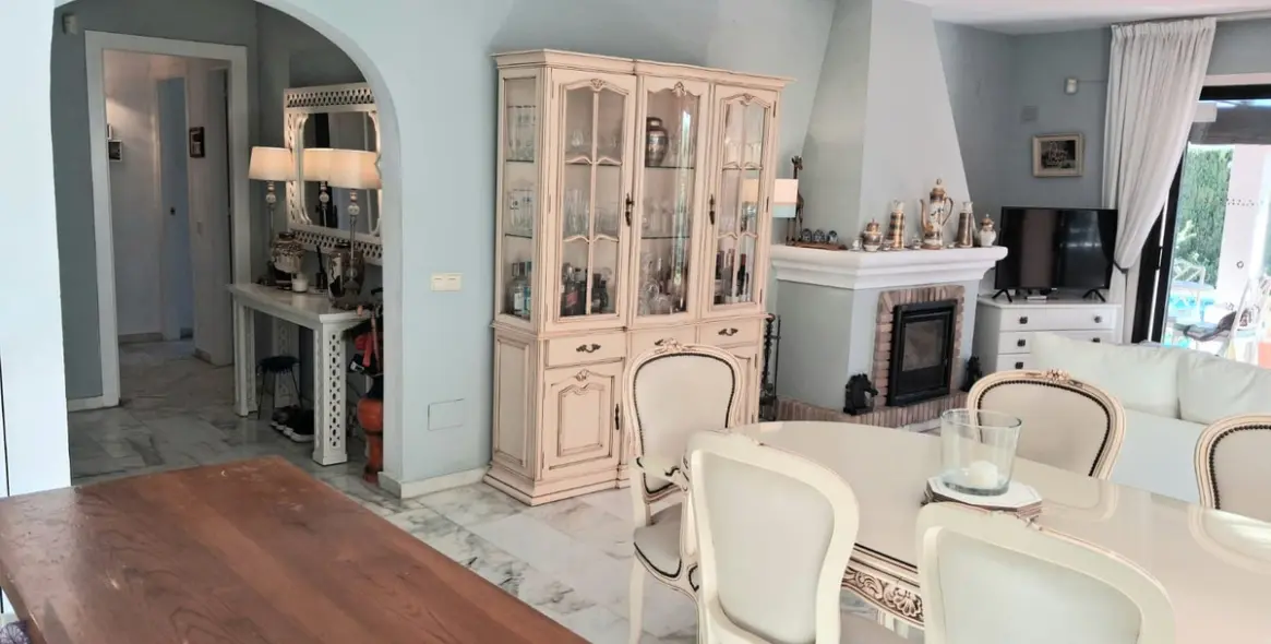 Sale of detached villa in Calahonda 24