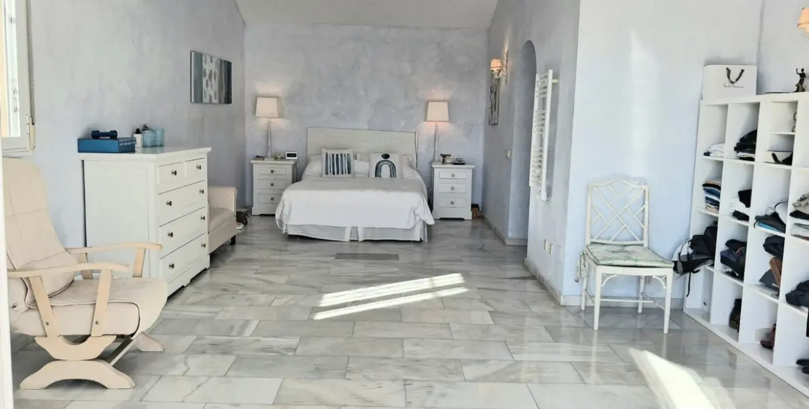 Sale of detached villa in Calahonda 33