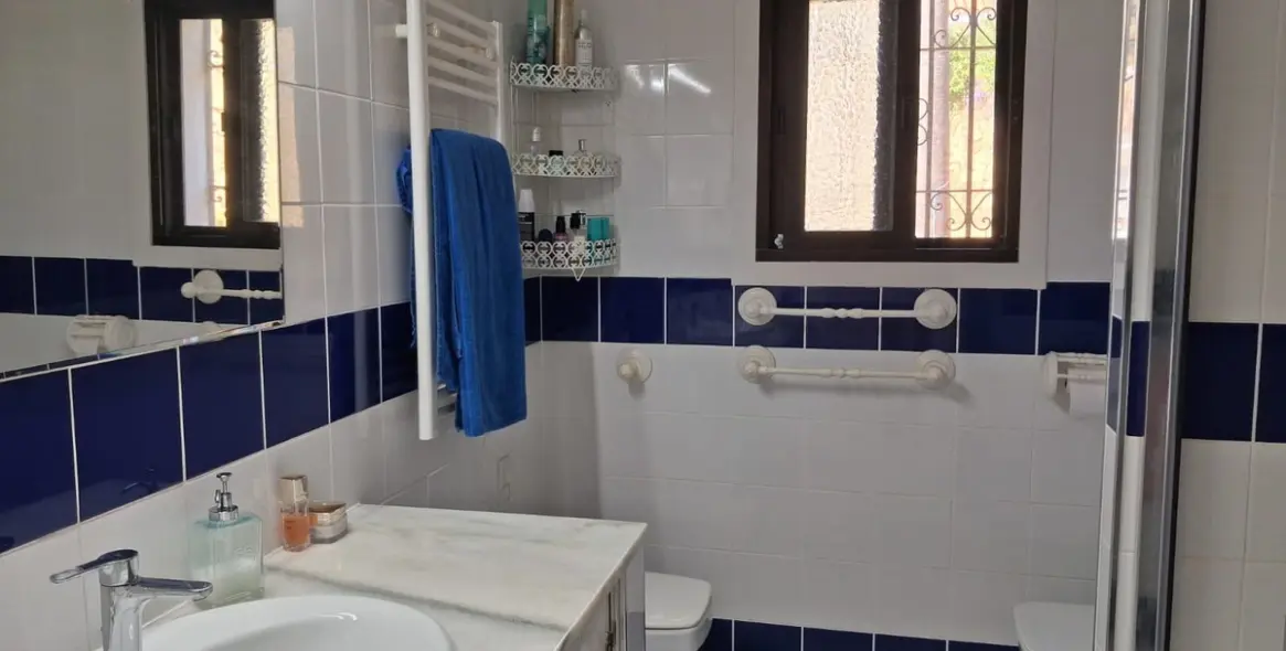 Sale of detached villa in Calahonda 35