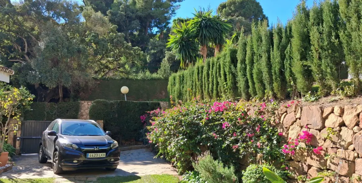 Sale of detached villa in Calahonda 40