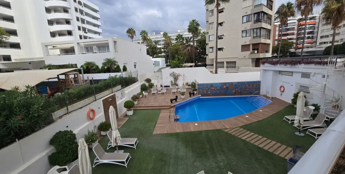 Venta de apartamento en planta media en Marbella 2