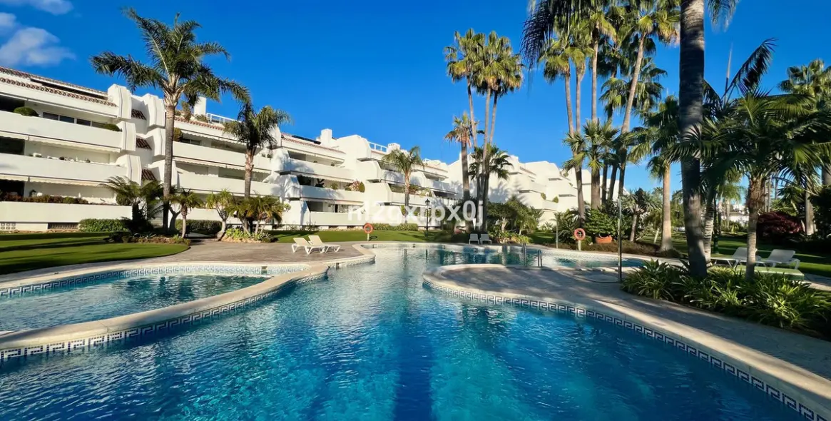 Sale of middle floor apartment in Marbella East (district Bahia De Marbella) 1