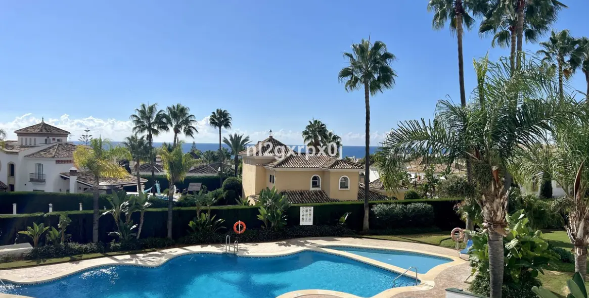 Sale of middle floor apartment in Marbella East (district Bahia De Marbella) 2
