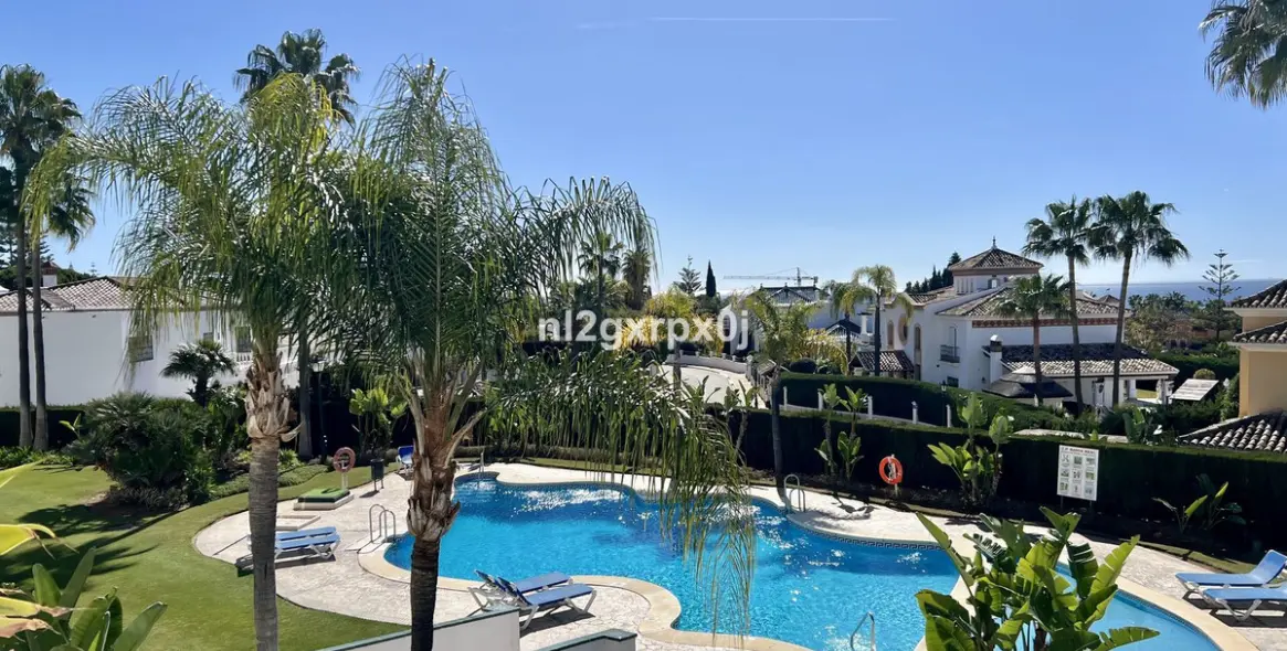 Sale of middle floor apartment in Marbella East (district Bahia De Marbella) 3
