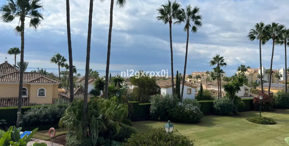 Sale of middle floor apartment in Marbella East (district Bahia De Marbella) 4