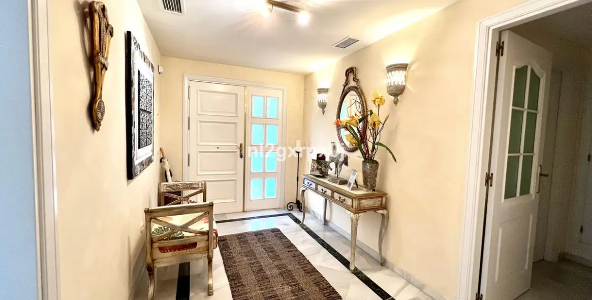 Sale of middle floor apartment in Marbella East (district Bahia De Marbella) 8