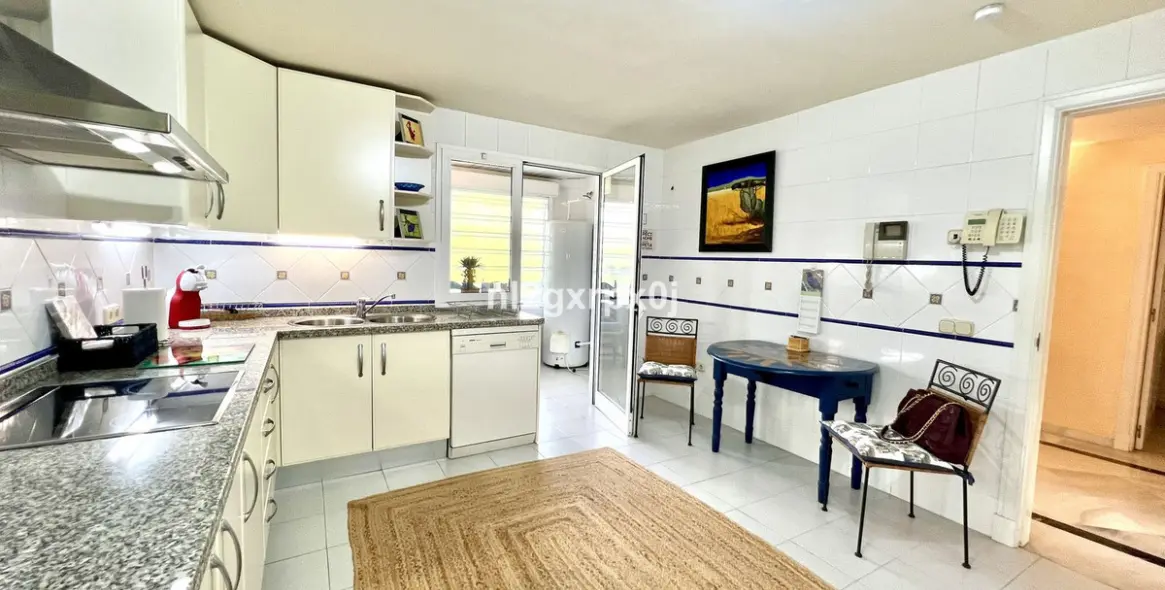 Sale of middle floor apartment in Marbella East (district Bahia De Marbella) 9