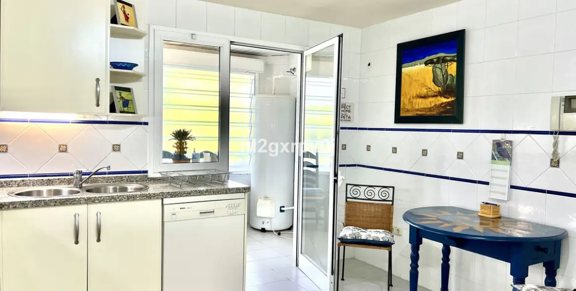 Sale of middle floor apartment in Marbella East (district Bahia De Marbella) 10