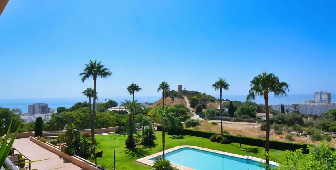 Sale of middle floor apartment in Fuengirola 1