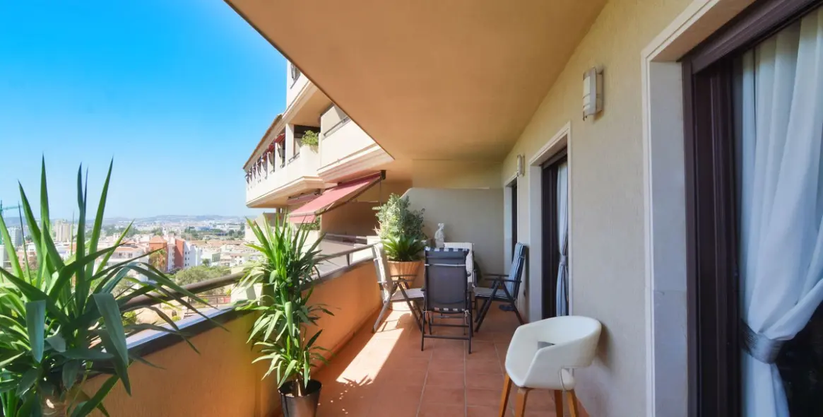 Sale of middle floor apartment in Fuengirola 2