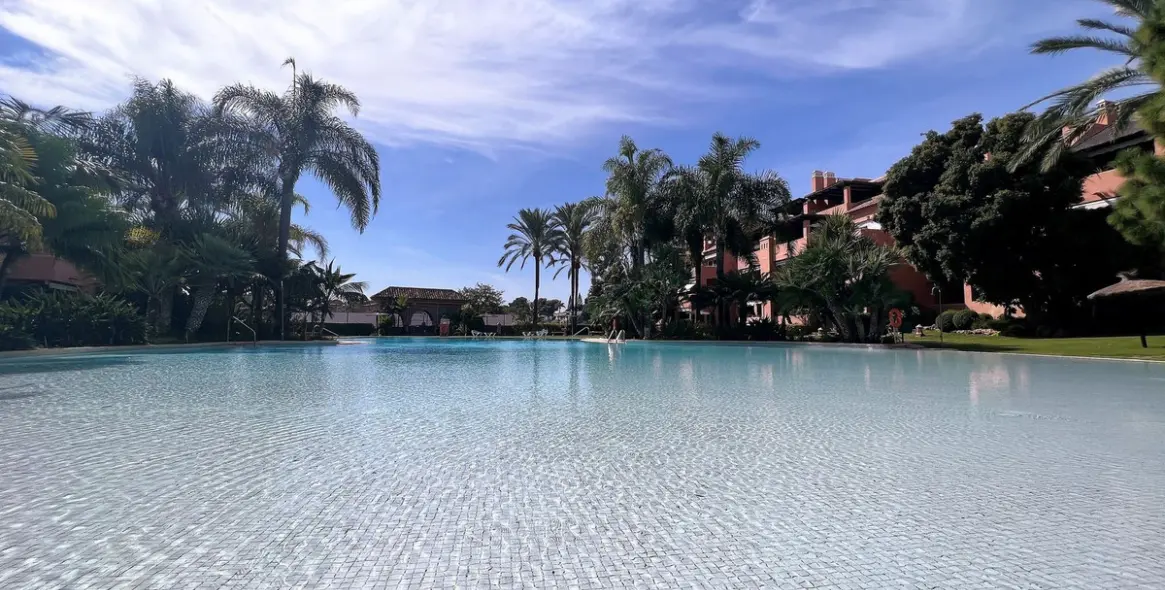 Alquiler a largo plazo de apartamento en planta media en Guadalmina Baja 21