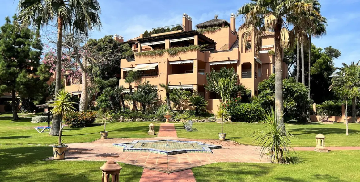 Alquiler a largo plazo de apartamento en planta media en Guadalmina Baja 22