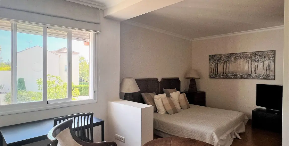 Alquiler a largo plazo de apartamento en planta media en Guadalmina Baja 23