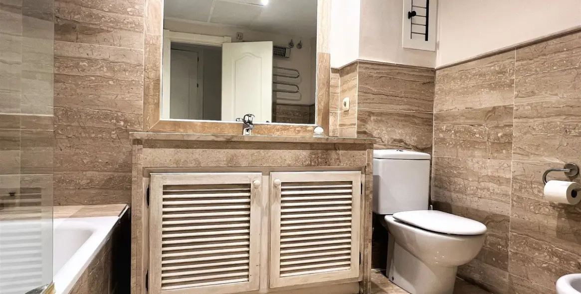 Alquiler a largo plazo de apartamento en planta media en Guadalmina Baja 24