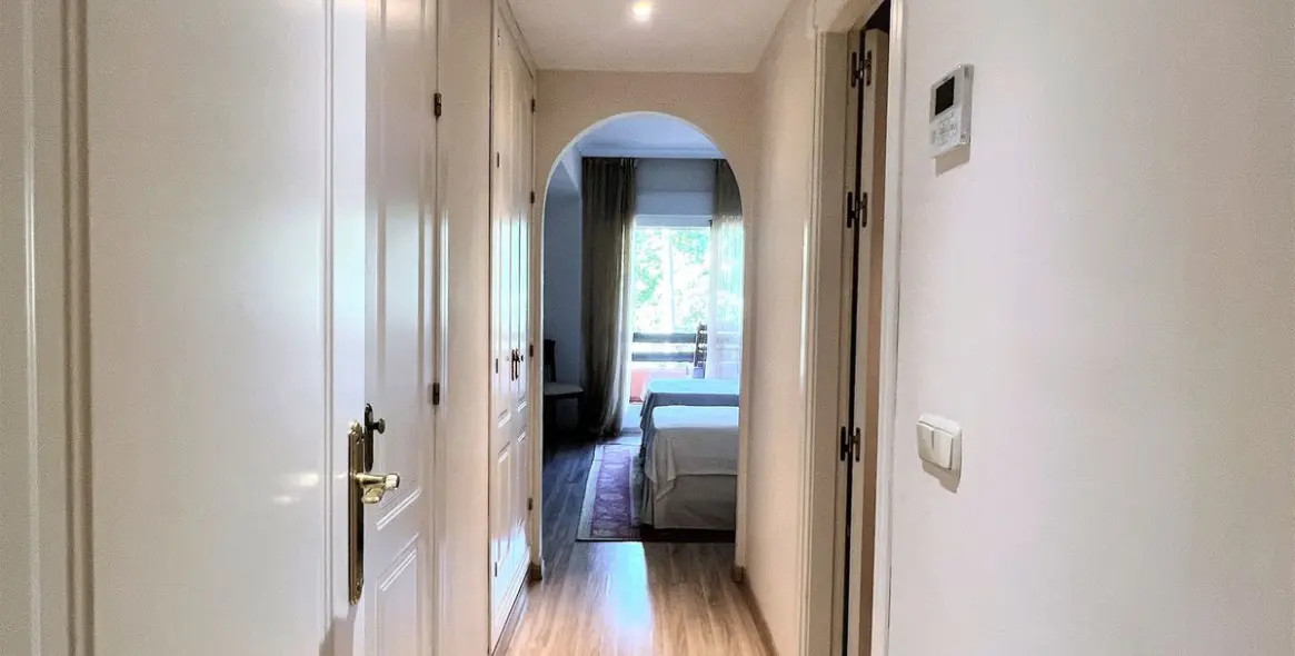 Alquiler a largo plazo de apartamento en planta media en Guadalmina Baja 25