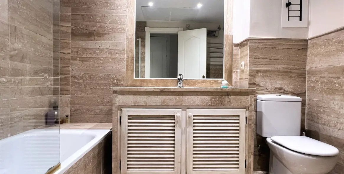 Alquiler a largo plazo de apartamento en planta media en Guadalmina Baja 26