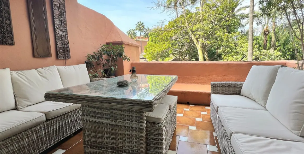 Alquiler a largo plazo de apartamento en planta media en Guadalmina Baja 27