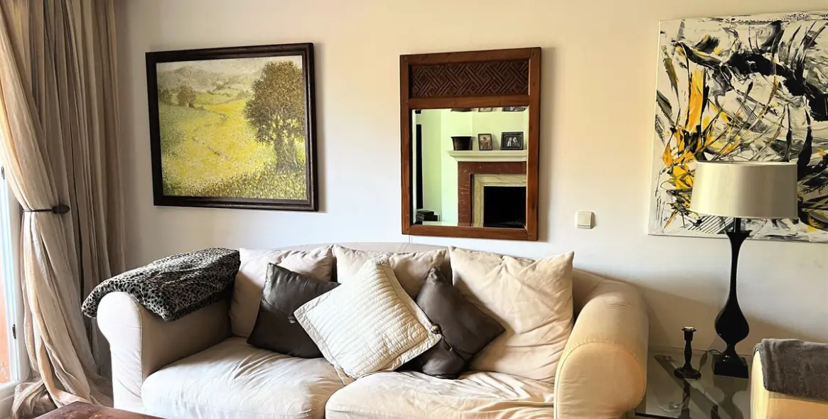 Alquiler a largo plazo de apartamento en planta media en Guadalmina Baja 28