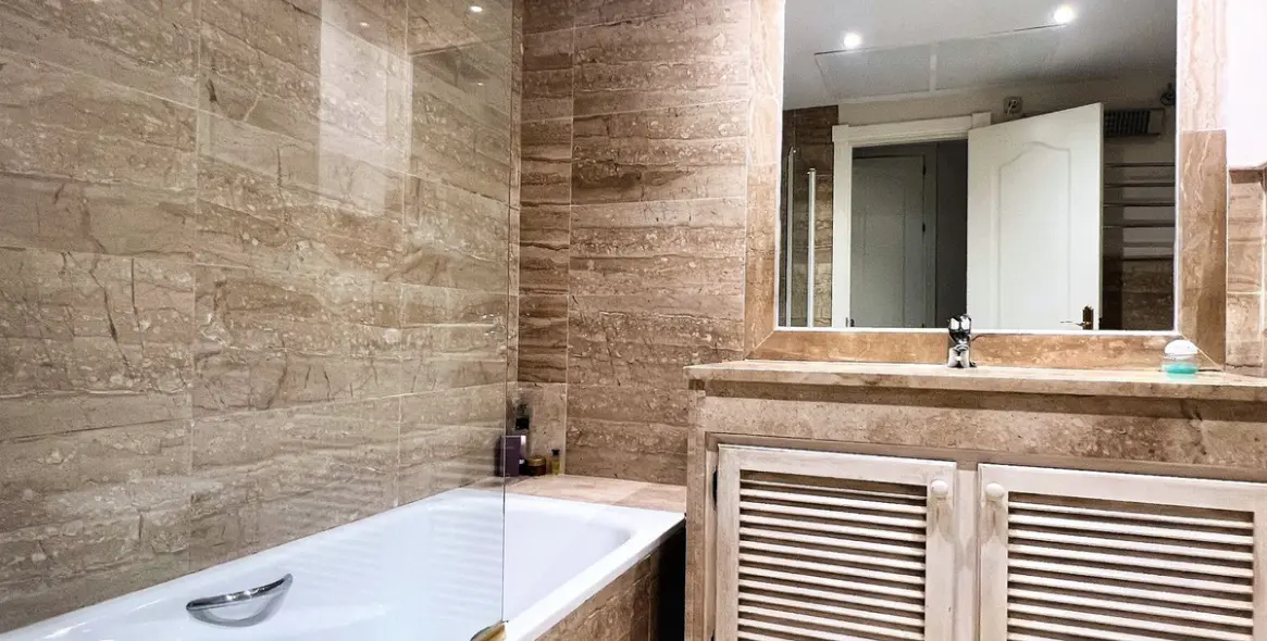 Alquiler a largo plazo de apartamento en planta media en Guadalmina Baja 30