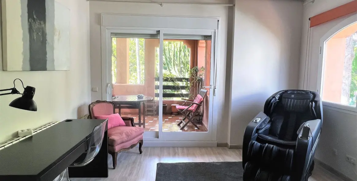 Alquiler a largo plazo de apartamento en planta media en Guadalmina Baja 31