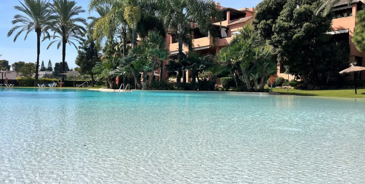 Alquiler a largo plazo de apartamento en planta media en Guadalmina Baja 33