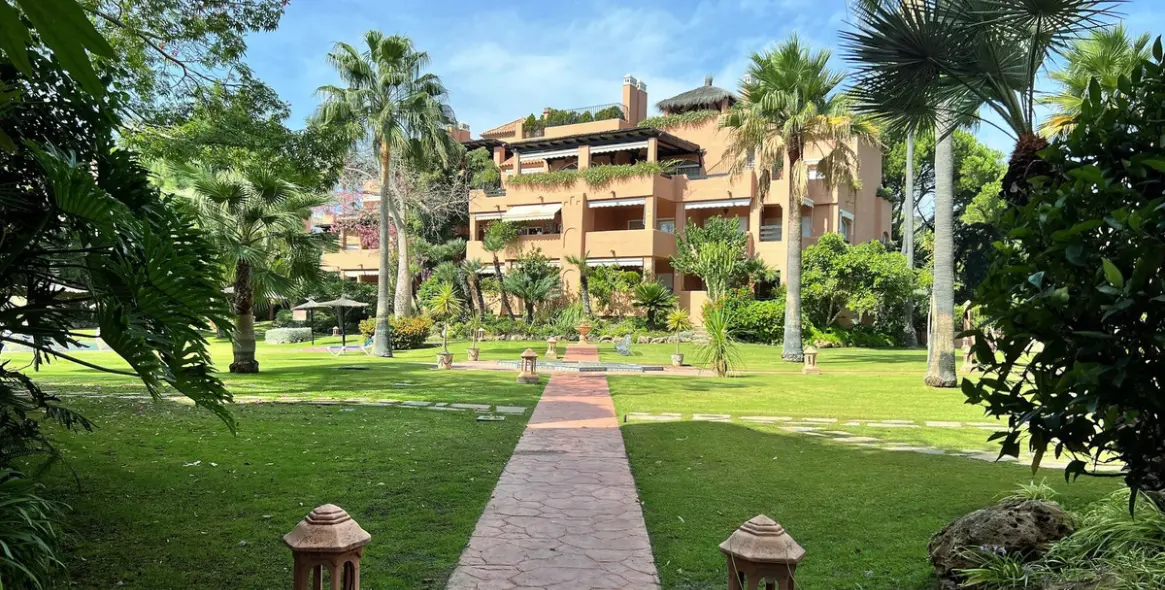 Alquiler a largo plazo de apartamento en planta media en Guadalmina Baja 35