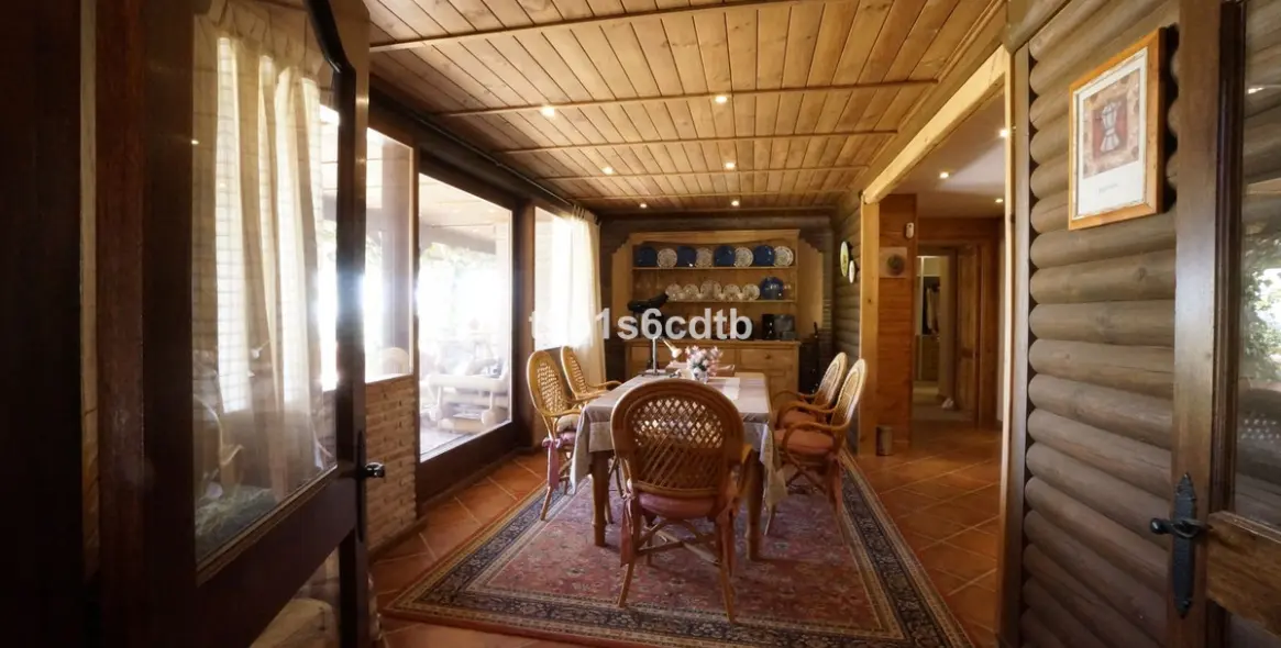 Продажа  отдельно стоящей виллы в Monda 10