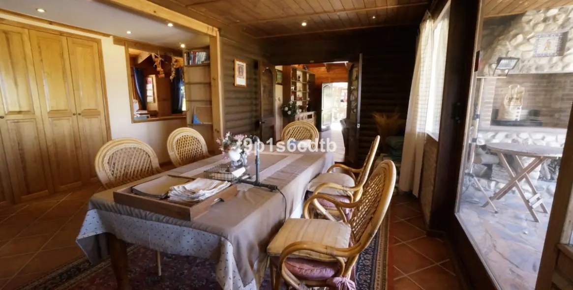 Продажа  отдельно стоящей виллы в Monda 11