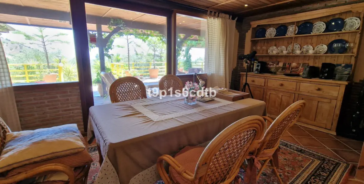 Продажа  отдельно стоящей виллы в Monda 12