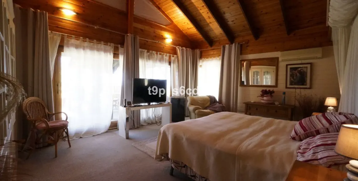 Продажа  отдельно стоящей виллы в Monda 13