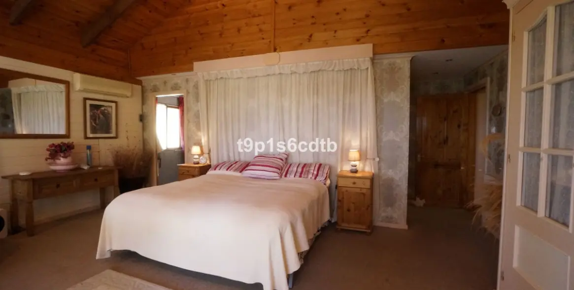 Продажа  отдельно стоящей виллы в Monda 14